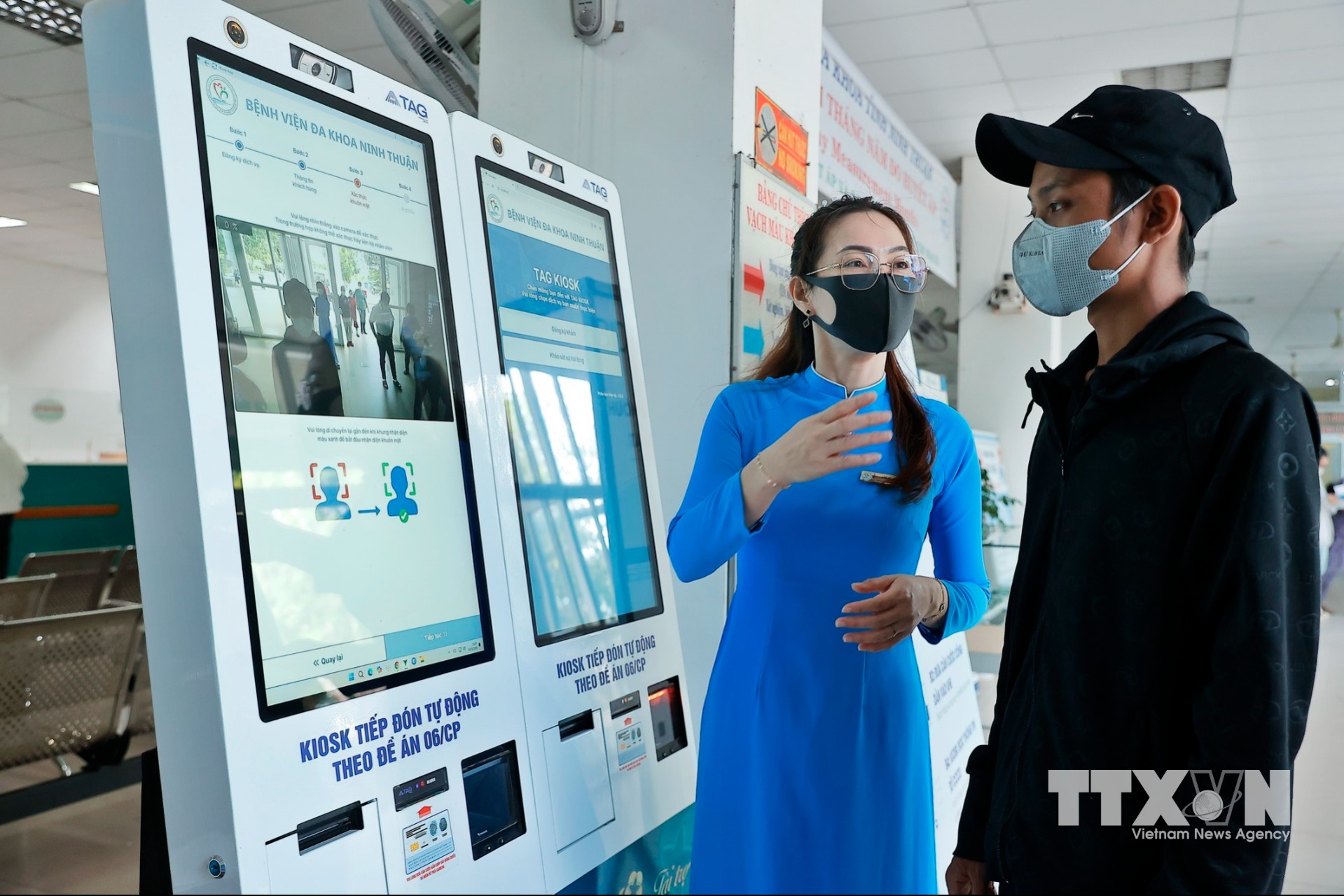 Thực hiện Đề án 06/CP, bệnh viện đa khoa Ninh Thuận lắp đặt hệ thống đăng ký khám tự động, chỉ cần thao tác quét CCCD, thông tin của người đến khám được hiện thị và chỉ dẫn các bước tiếp theo, thông tin bệnh nhân sẽ được liên thông, lưu trữ trong suốt quá trình thăm khám, điều trị của bệnh nhân tại bệnh viện. (Ảnh: Minh Quyết/TTXVN)